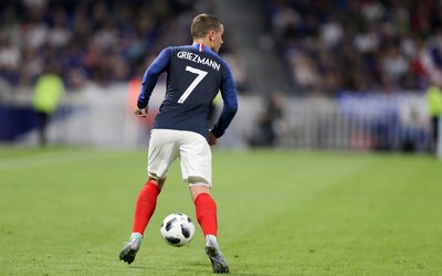 凤凰体育精华-利瓦科维奇赛后获赠全队球衣